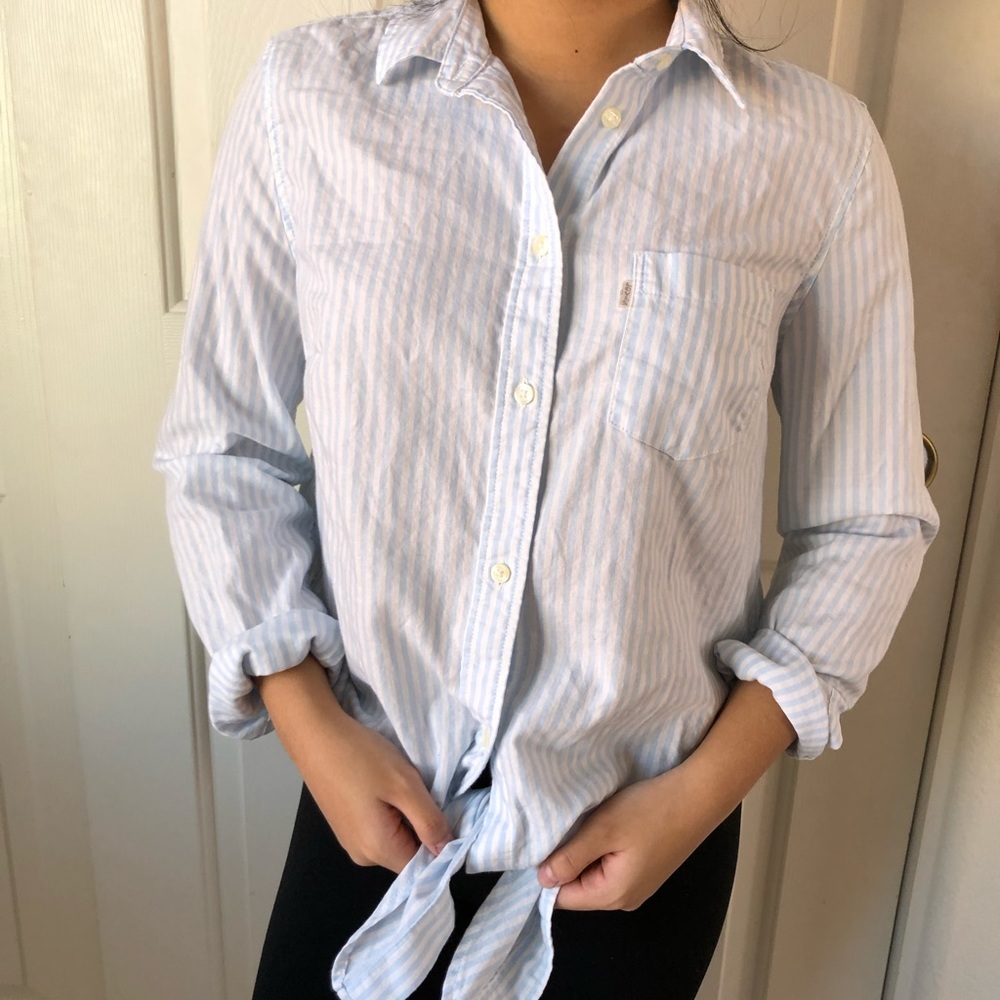 ♡LEVIS BLUE AND WHITE STRIPED BUTTON UP♡
